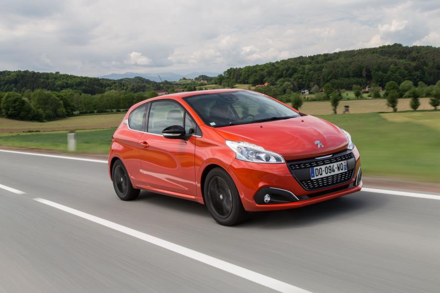  Peugeot 208 3-Door 2015 года  (фото 13 из 15)